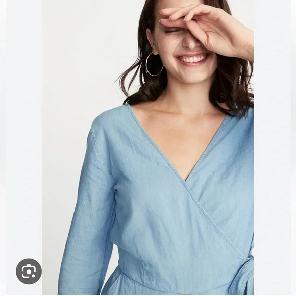 Old Navy Chambray Long Sleeve Wide leg Cropped Jumpsuit women’s size Medium - Picture 4 of 15